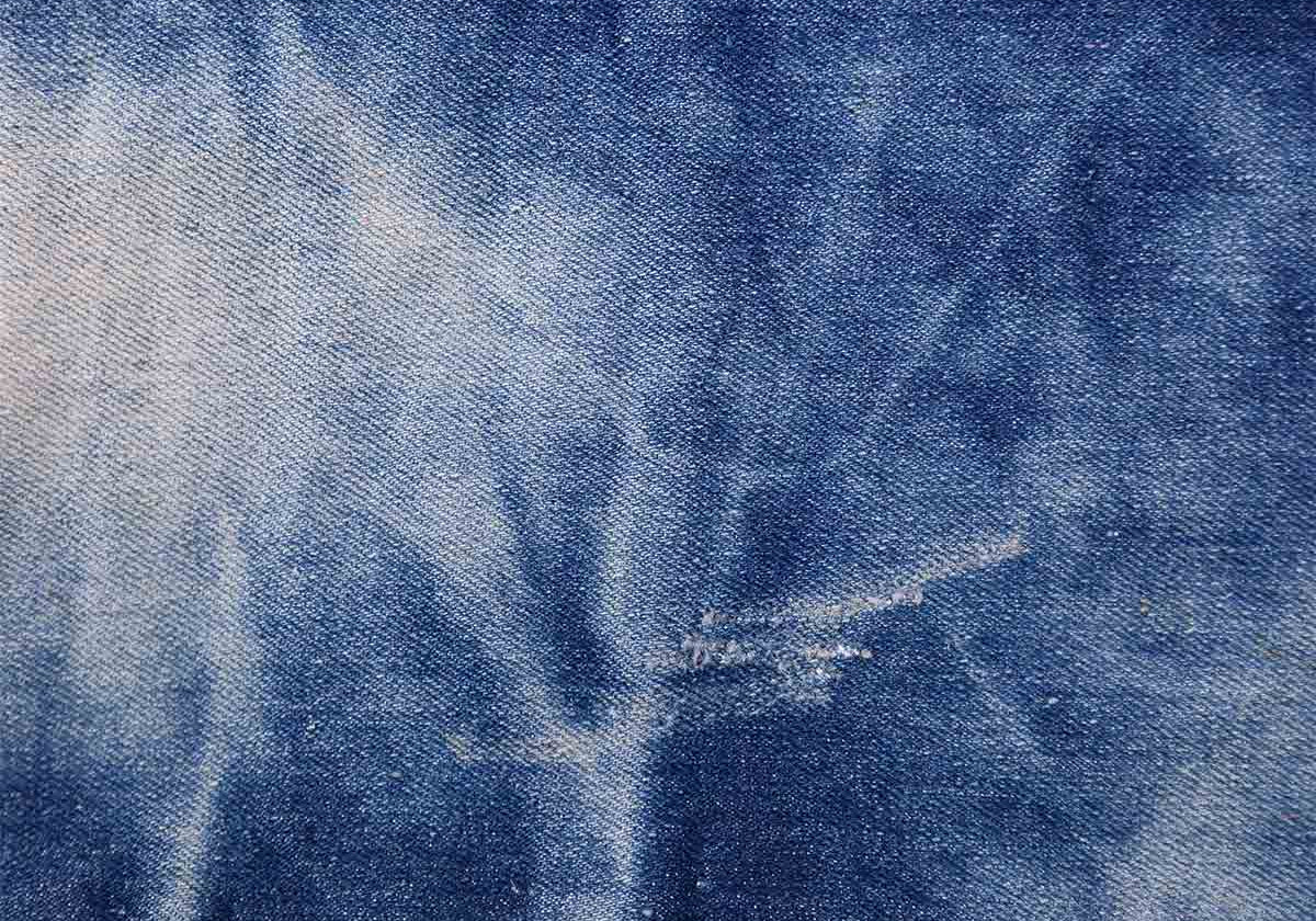 Il vero costo dei jeans: i danni sociali e ambientali di questo tessuto