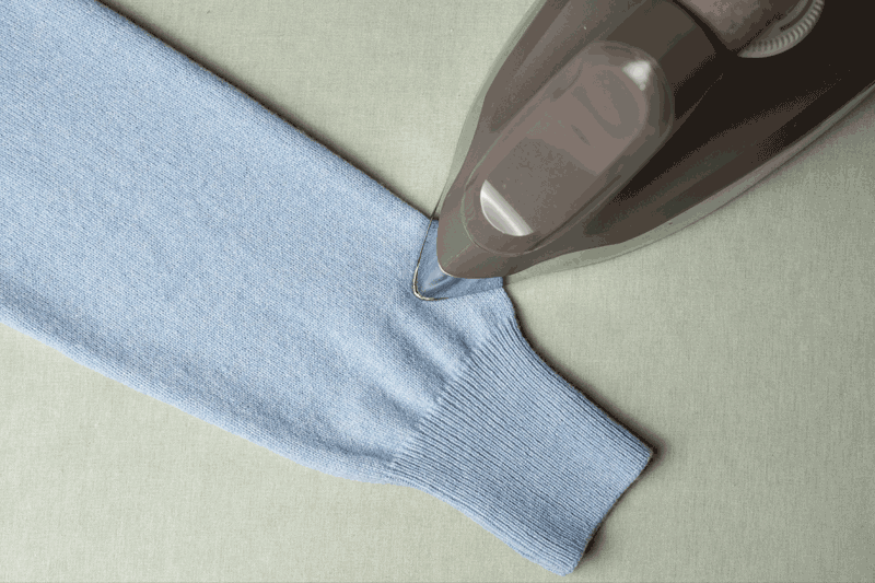 Cura-dei-capi-maniche-sformate-come-recuperare - Rifò Lab Moda Circolare Made in Italy