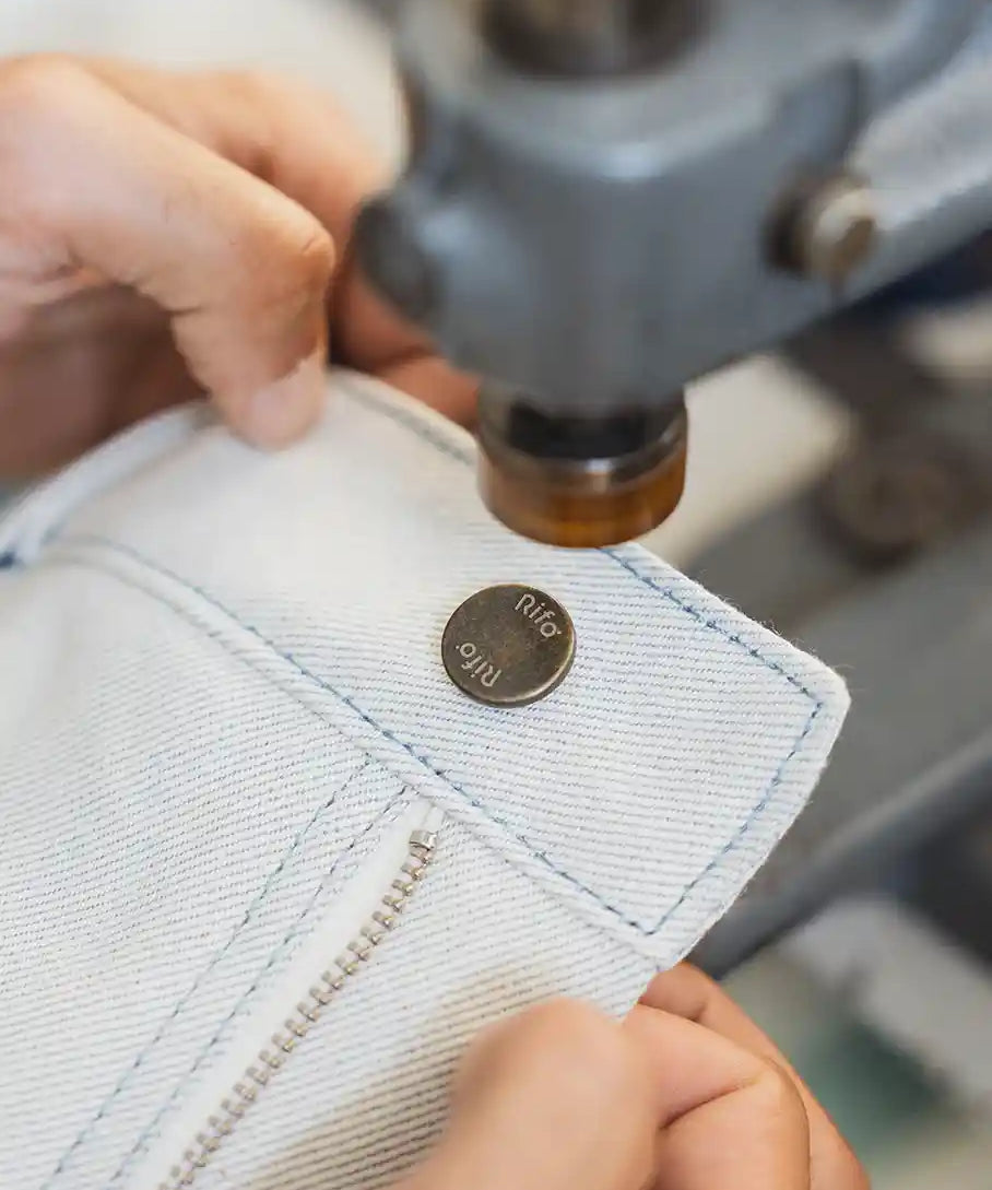 Rifò Lab Moda circolare made in Italy
Il processo di rigenerazione riduce il consumo di acqua, energia e CO₂. Ma per noi non basta: produciamo eticamente e localmente solo quello che serve come alternativa al fast fashion.