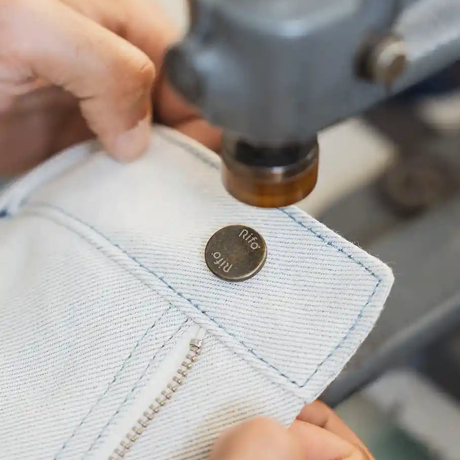 Rifò Lab Moda circolare made in Italy
Il processo di rigenerazione riduce il consumo di acqua, energia e CO₂. Ma per noi non basta: produciamo eticamente e localmente solo quello che serve come alternativa al fast fashion.