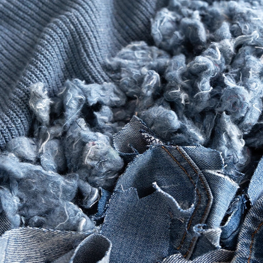 Moda sostenibile materiali riciclati e riciclabili jeans rigenerato moda circolare made in Italy Rifò