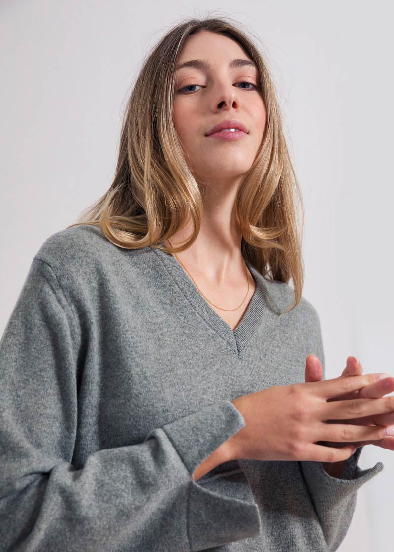 Grigio Cemento | maglia light cashmere rigenerato scollo V