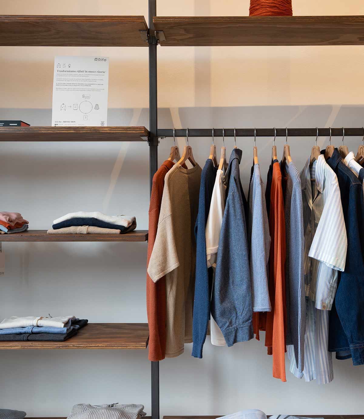 Negozio Rifò Prato Moda circolare made in Italy abbigliamento sostenibile