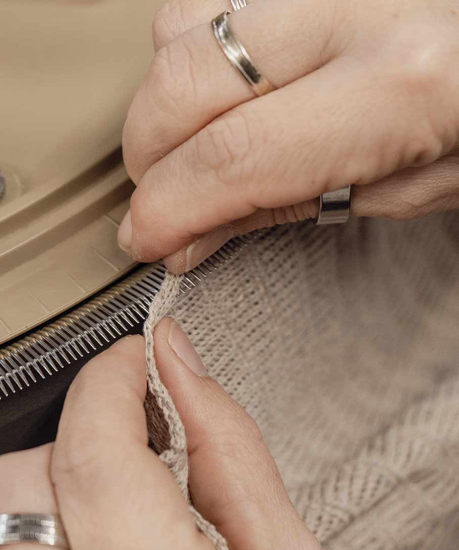 Artigianato italiano tessile uncinetto maglieria sostenibile made in Italy moda circolare Rifò