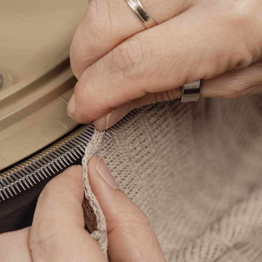 Artigianato italiano tessile uncinetto maglieria sostenibile made in Italy moda circolare Rifò