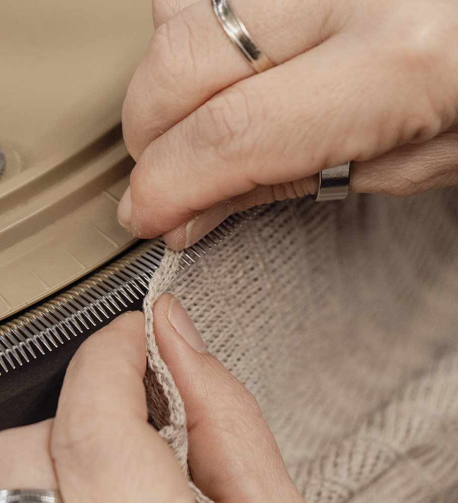 Artigianato italiano tessile uncinetto maglieria sostenibile made in Italy moda circolare Rifò