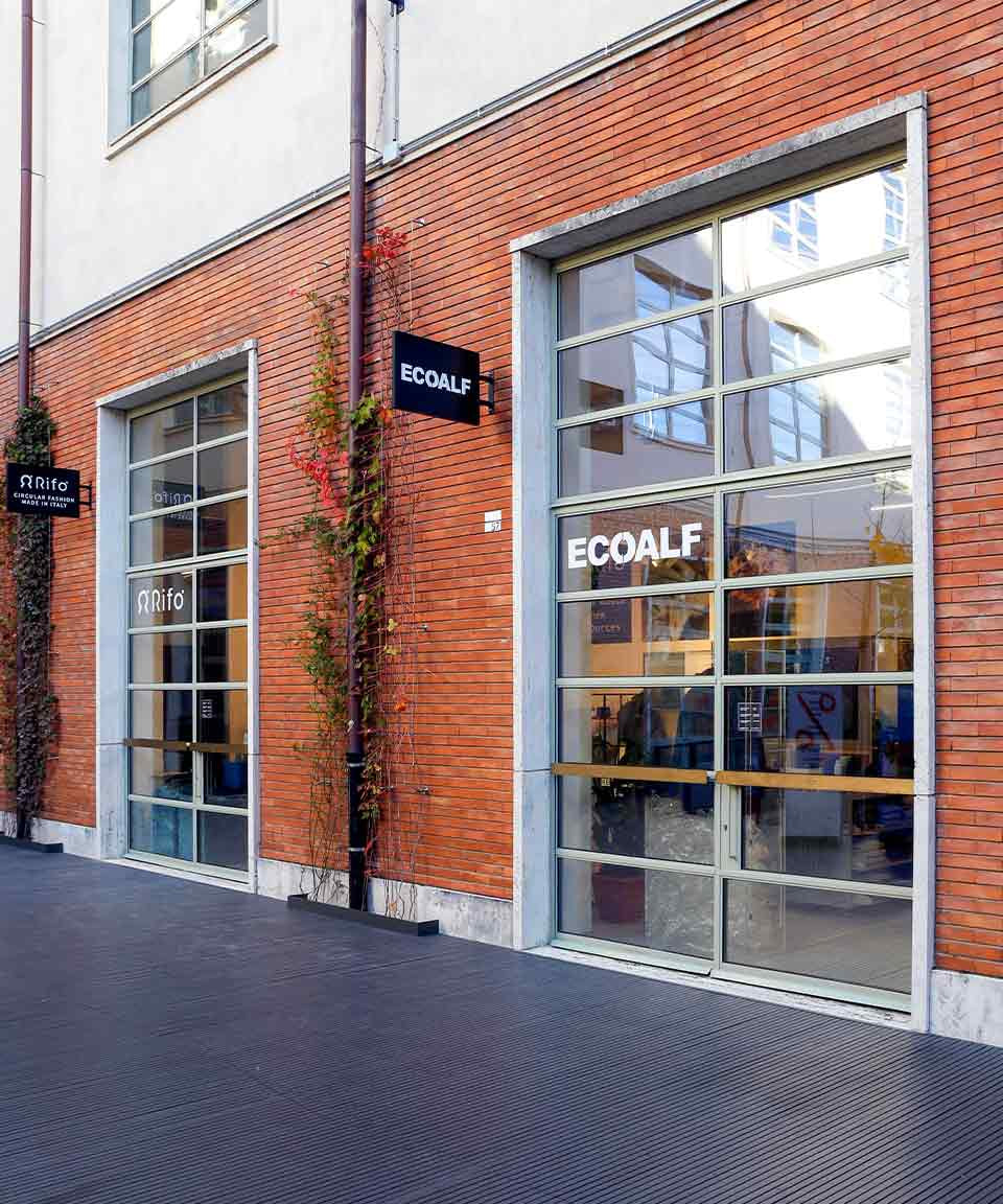 Negozio Rifò Firenze Manifattura Tabacchi
Arriviamo anche a Firenze, nel nuovo Circular Fashion Hub, uno spazio dedicato alla moda circolare condiviso con il brand spagnolo Ecoalf.Ci trovi in Manifattura Tabacchi, via delle Cascine 35 - building B6.
