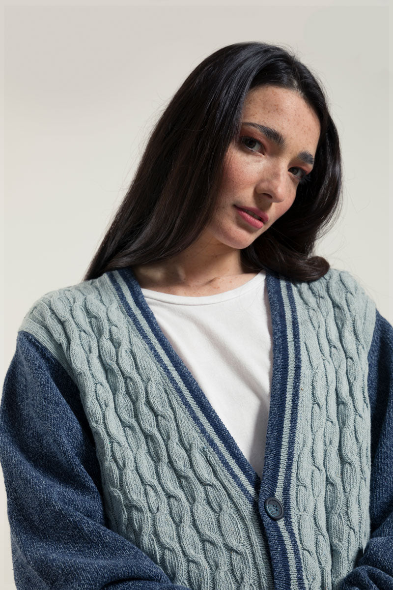 Azzurro Mediterraneo | Cardigan trecce over cotone jeans rigenerato