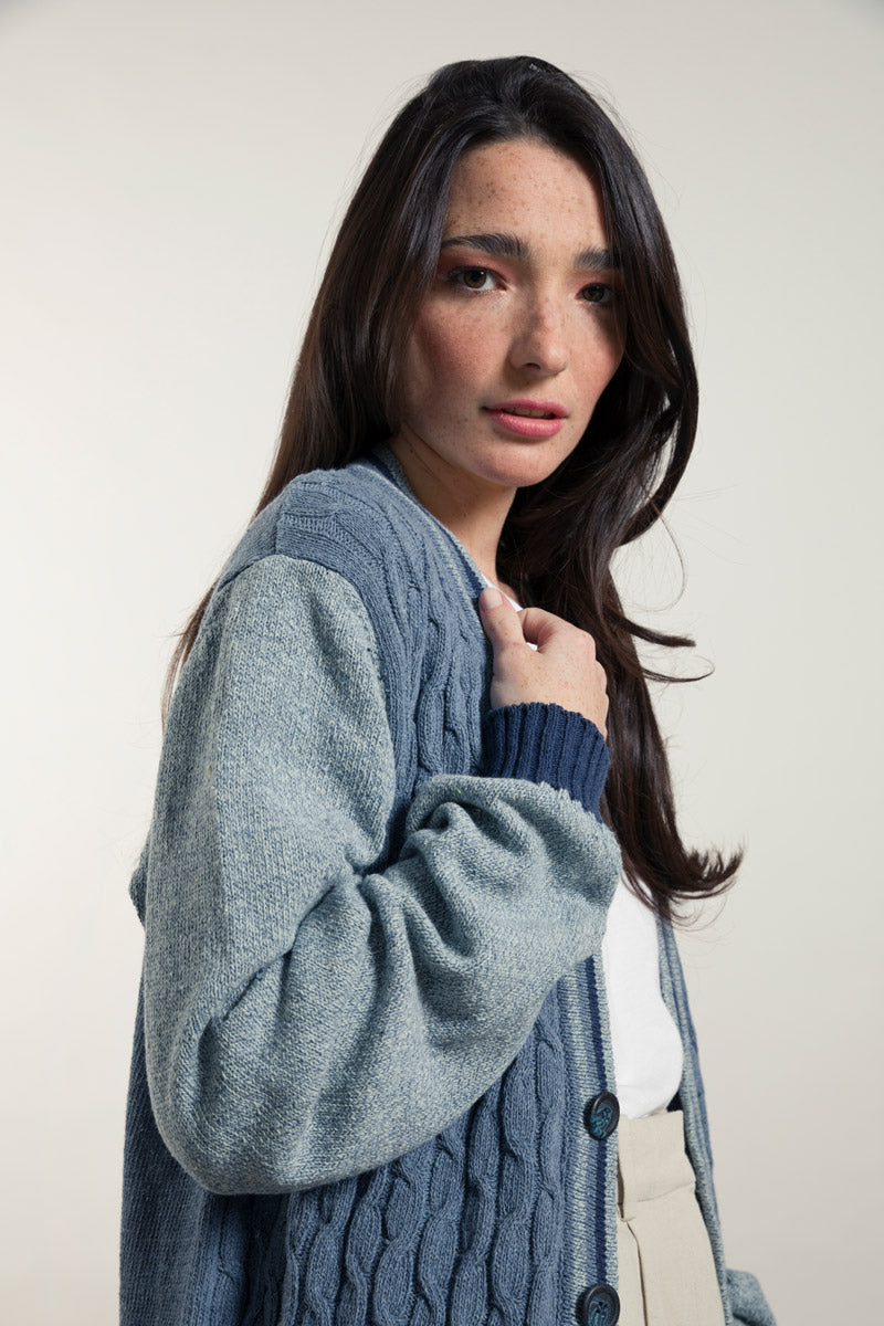 Blu Atlantico | Cardigan trecce over cotone jeans rigenerato