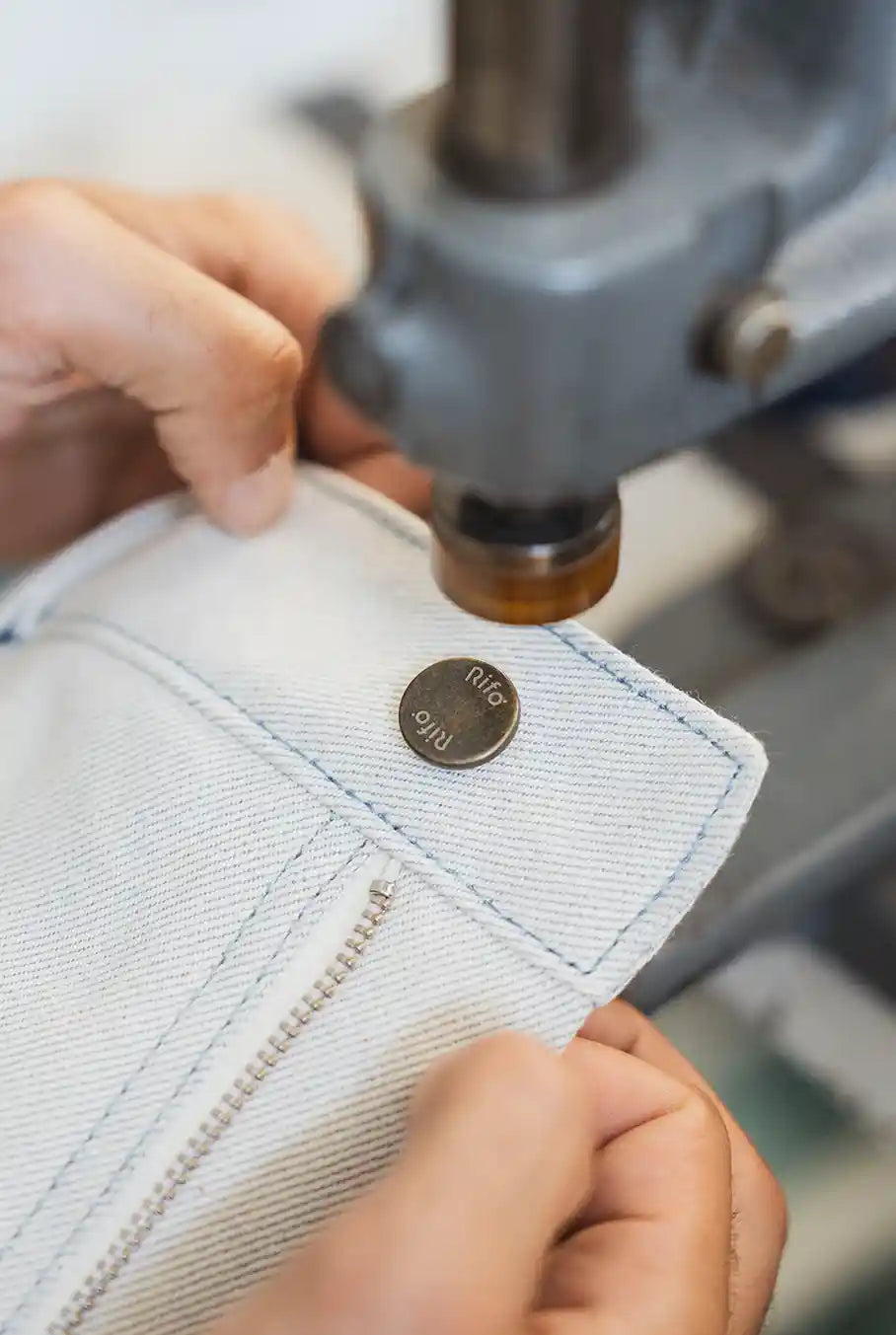 Rifò Lab Moda circolare made in Italy
Il processo di rigenerazione riduce il consumo di acqua, energia e CO₂. Ma per noi non basta: produciamo eticamente e localmente solo quello che serve come alternativa al fast fashion.
