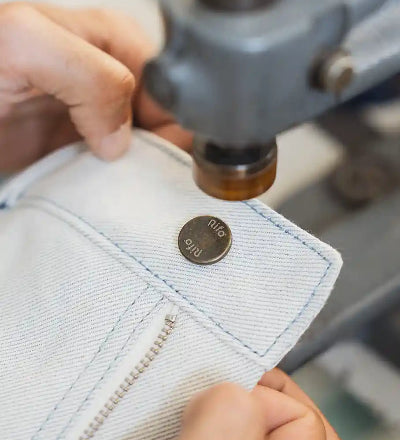 Rifò Lab Moda circolare made in Italy
Il processo di rigenerazione riduce il consumo di acqua, energia e CO₂. Ma per noi non basta: produciamo eticamente e localmente solo quello che serve come alternativa al fast fashion.