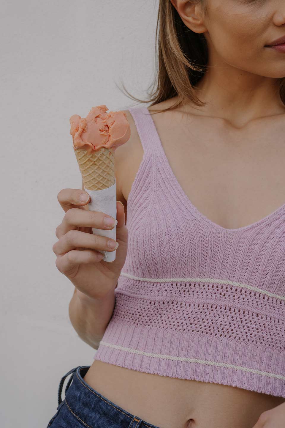 Scopri tutti i top estivi e le canotte da donna in cotone, lino, jeans, viscosa e seta.
