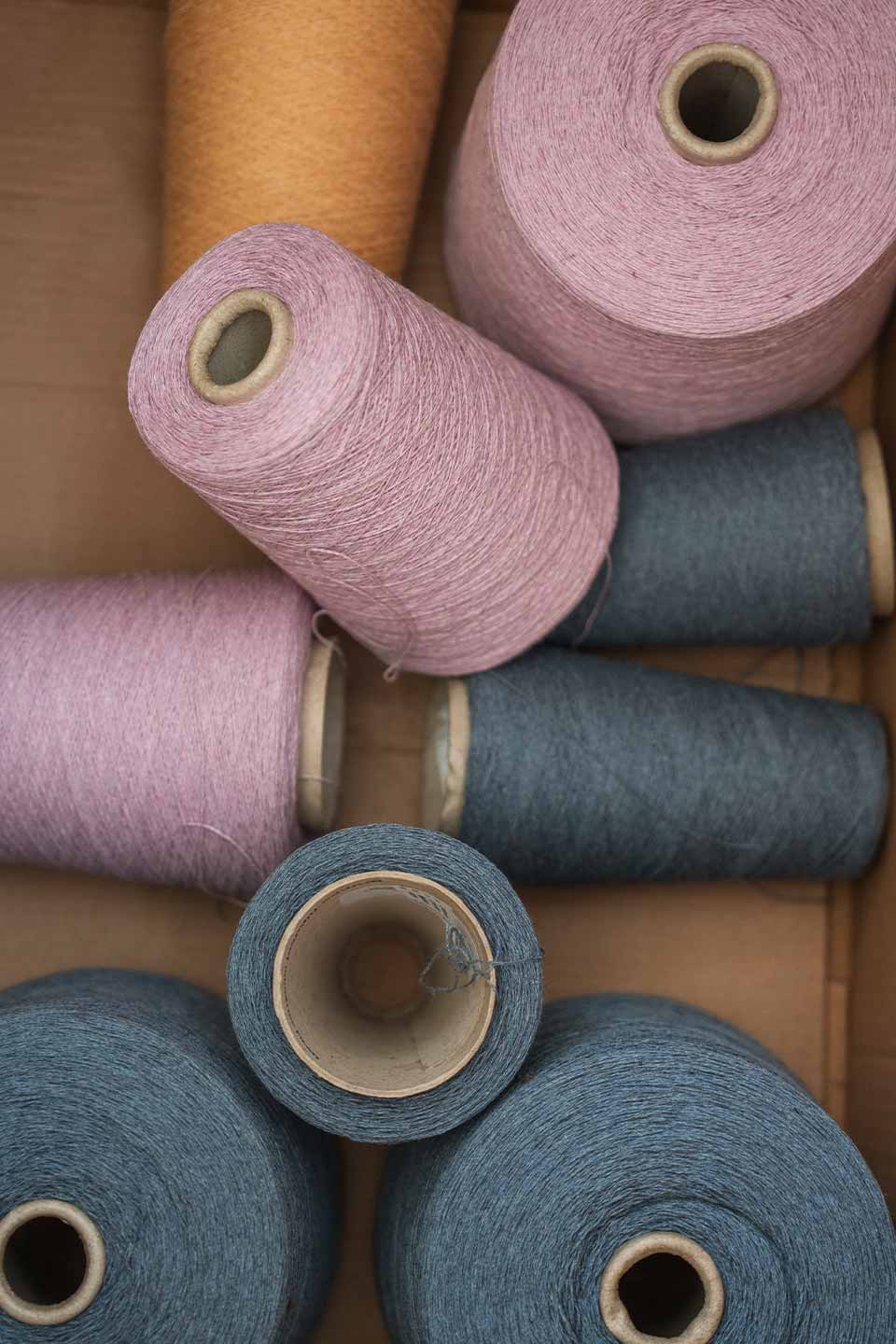 Accessori e abbigliamento Zero Waste e Dead Stock - Rifò

Accessori e abbigliamento fatti con scarti della produzione di Rifò. Prendiamo i pezzi di tessuto avanzati e gli diamo una nuova vita per una moda circolare!
