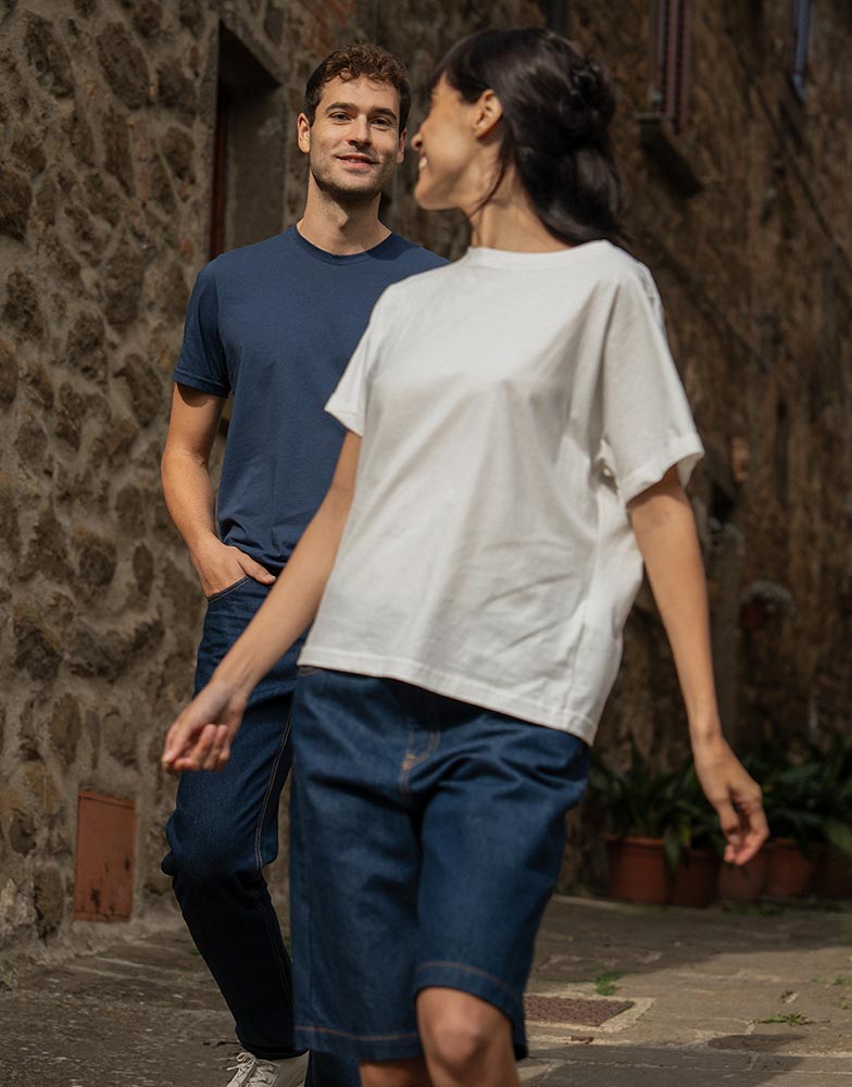 La t-shirt sostenibile democratica: t-shirt donna cotone e -shirt uomo cotone a prezzi giusti - Rifò Lab Moda circolare made in Italy