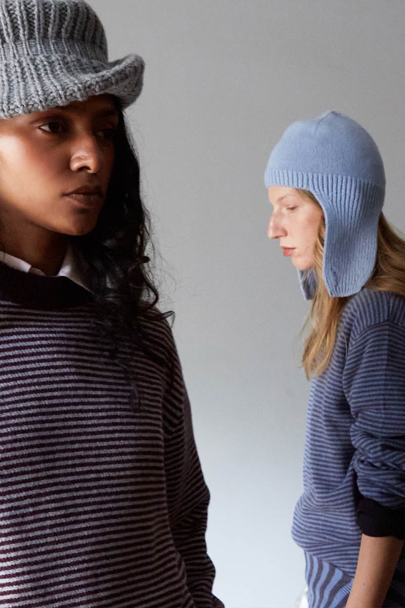 Maglione-con-sciarpa-a-righe-colorate-CATHE-editoriale