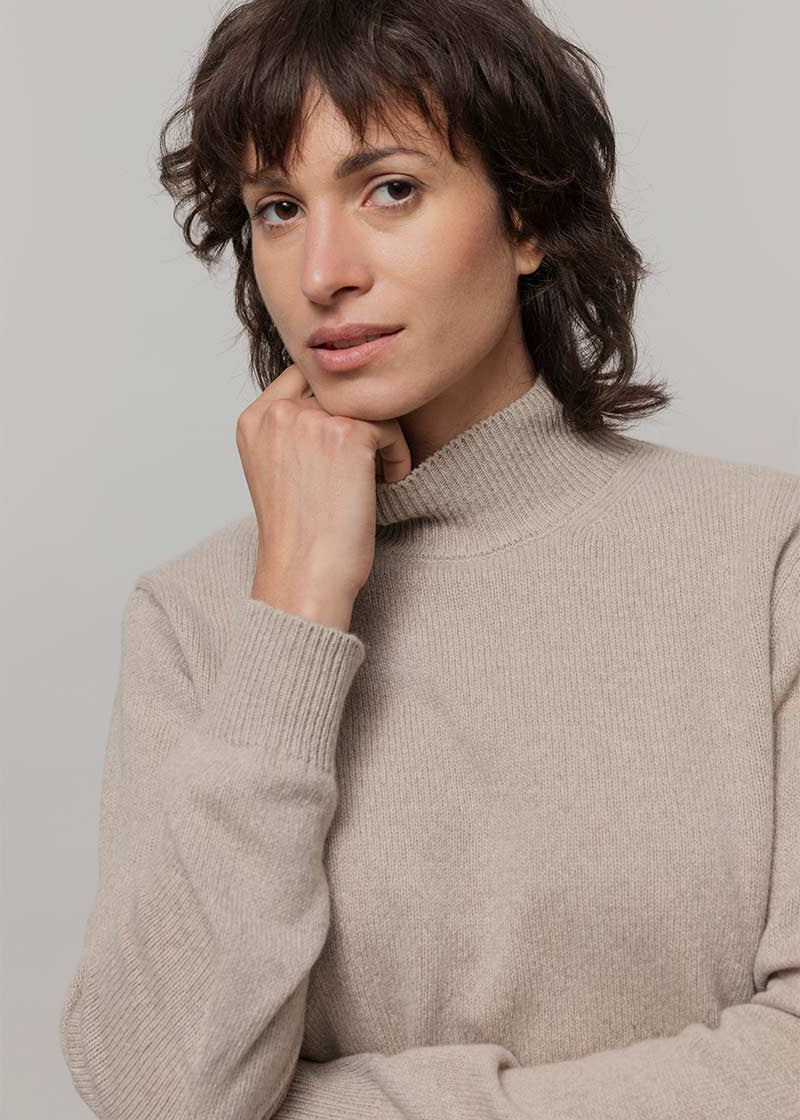 Maglia Collo Alto Cashmere Donna Ada - Rifò moda circolare made in Italy
Beige Sabbia