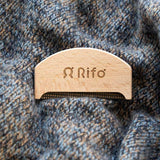 Pettine levapelucchi in legno Johnny - Rifò Lab Moda circolare made in Italy