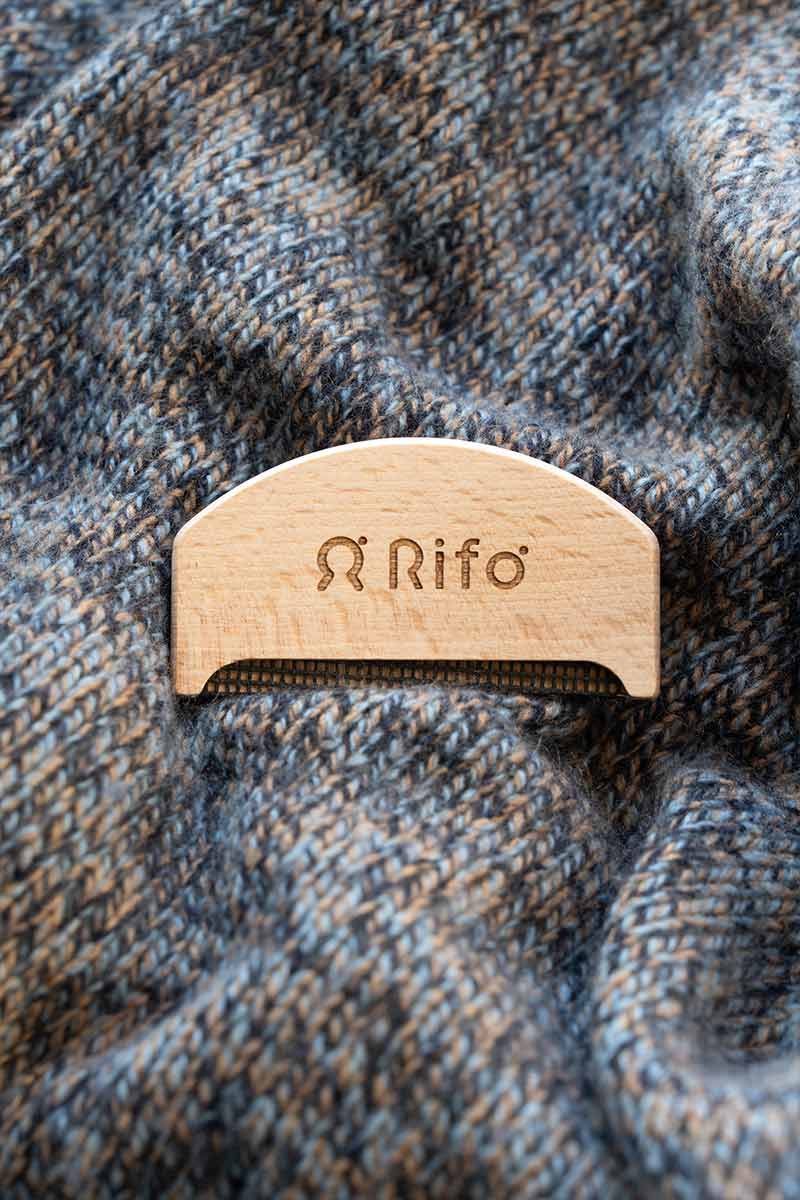 Pettine levapelucchi in legno Johnny - Rifò Lab Moda circolare made in Italy