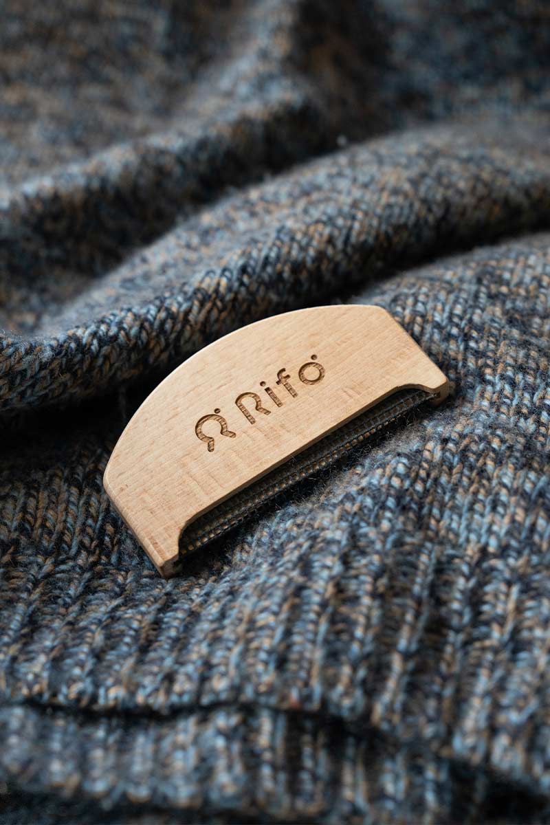 Pettine levapelucchi in legno Johnny - Rifò Lab Moda circolare made in Italy