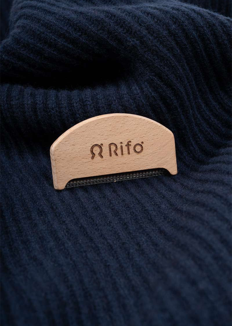 Pettine levapelucchi in legno Johnny - Rifò Lab Moda circolare made in Italy