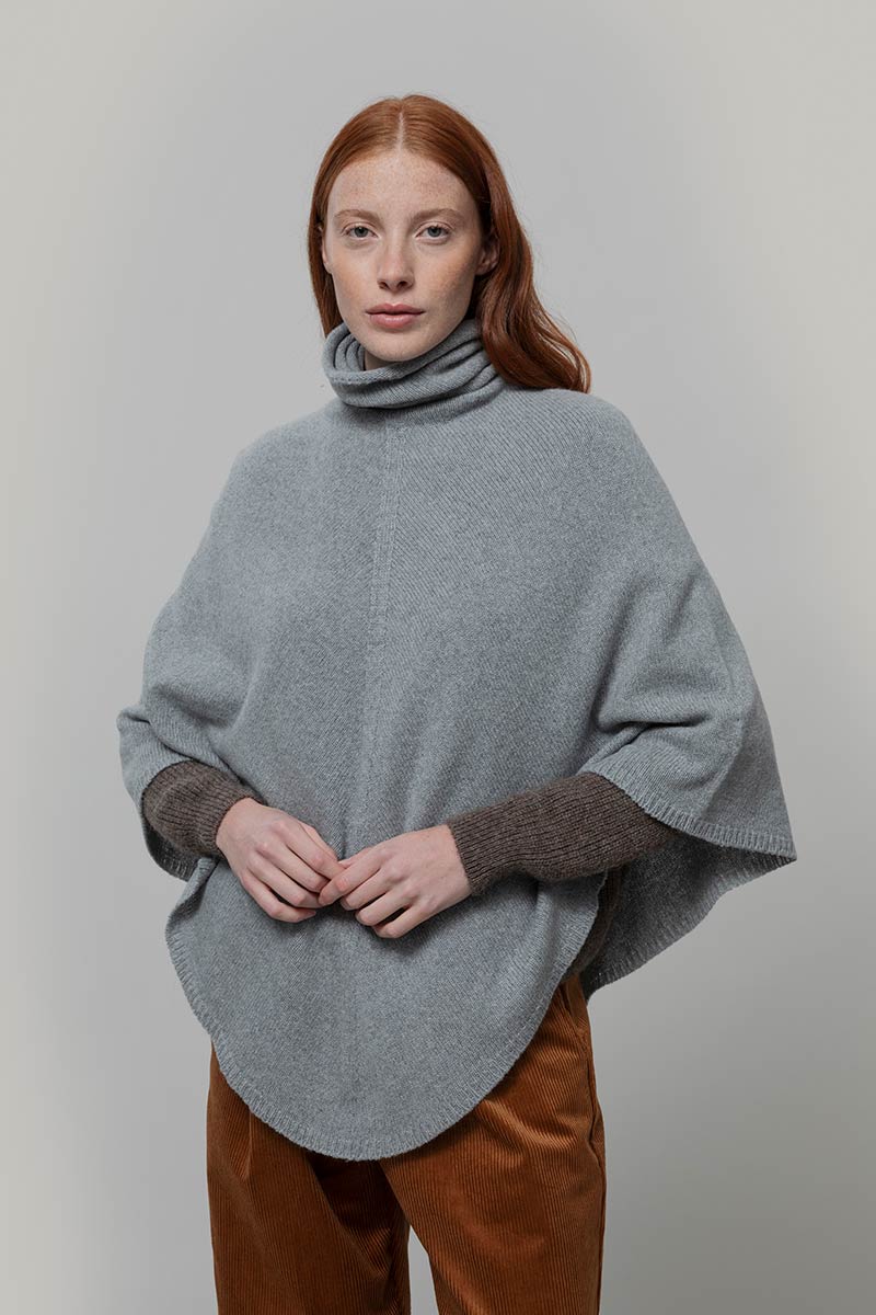 Poncho-donna-cashmere-rigenerato-collo-alto-Elisabetta Rifò Moda circolare made in Italy