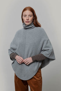Poncho-donna-cashmere-rigenerato-collo-alto-Elisabetta Rifò Moda circolare made in Italy