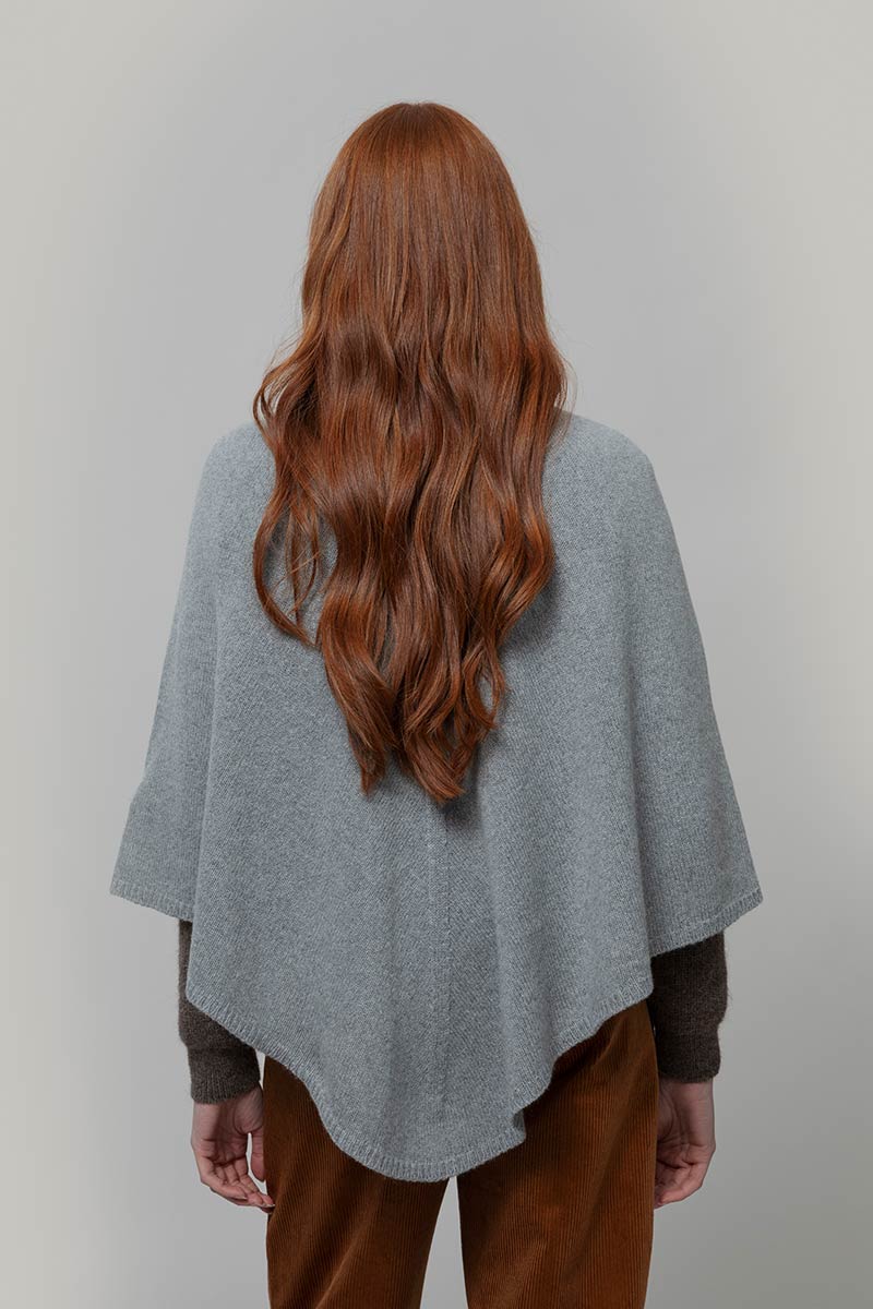 Poncho-donna-cashmere-rigenerato-collo-alto-Elisabetta Rifò Moda circolare made in Italy