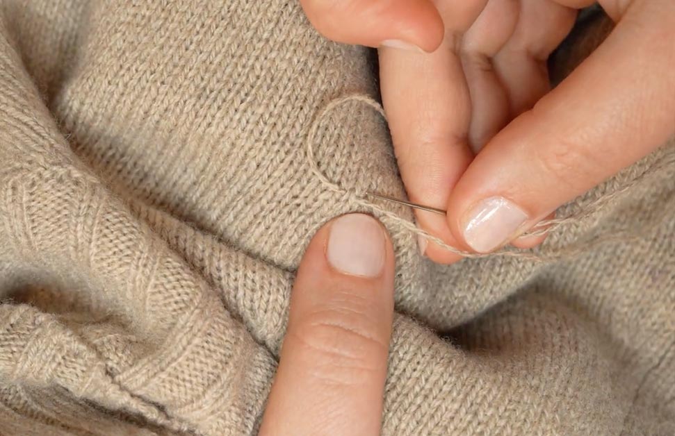 Maglioni bucati? Dona loro una seconda chance - Servizio-riparazione-maglieria-rifo