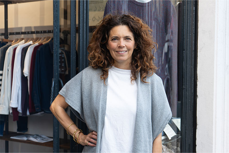 Cecilia e Serena ti aspettano nel nostro negozio di Milano per aiutarti a scegliere il capo giusto, raccontarti i materiali e guidarti tra vestibilità e colori.In negozio puoi anche:ritirare un ordine fatto onlinecambiare la taglia di un acquisto online