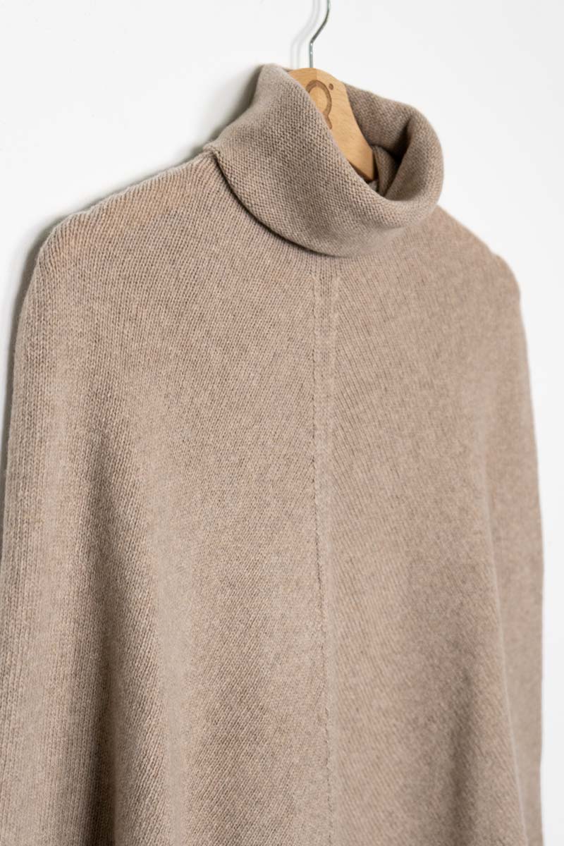 Beige Sabbia | Poncho cashmere rigenerato collo alto