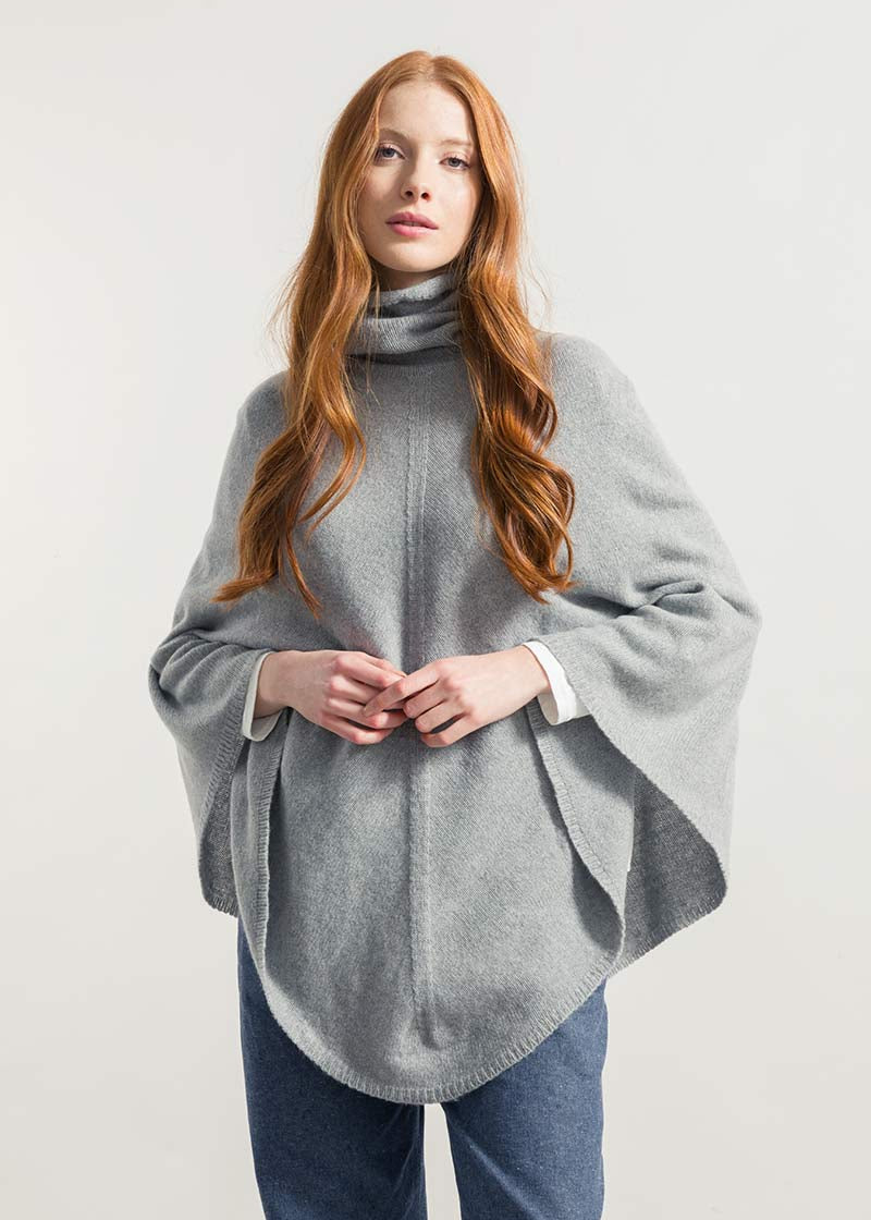 Grigio Calce | Poncho cashmere rigenerato collo alto