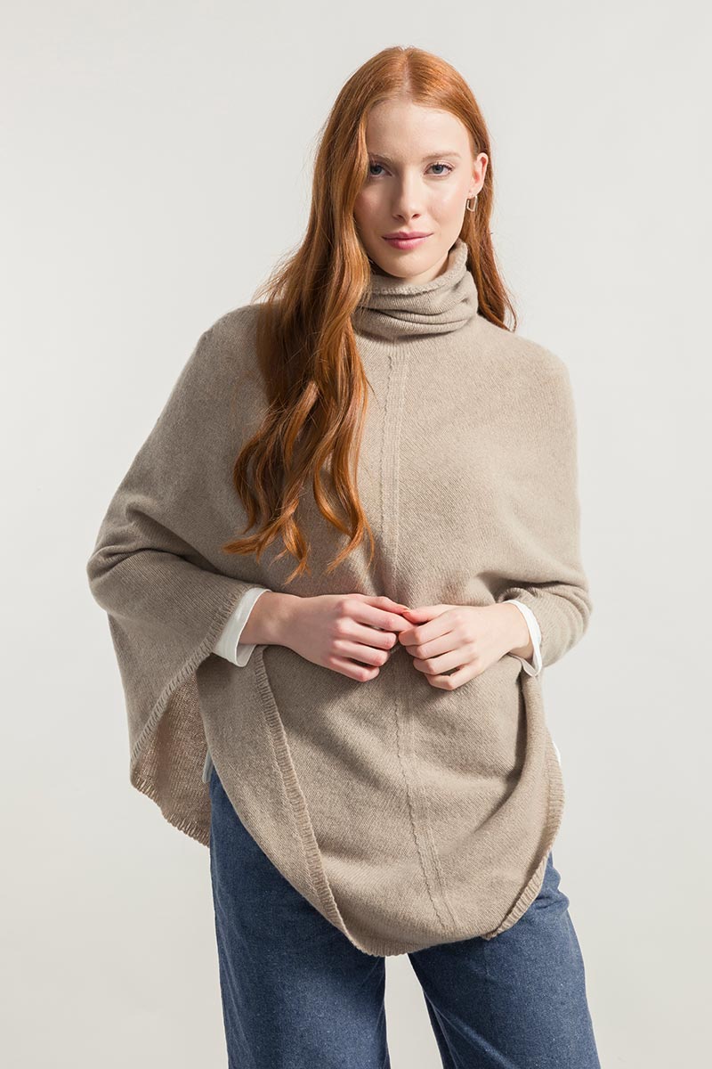 Beige Sabbia | Poncho cashmere rigenerato collo alto