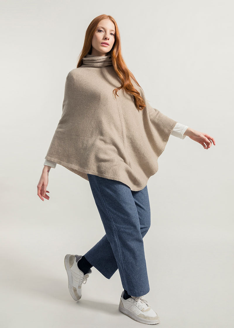 Beige Sabbia | Poncho cashmere rigenerato collo alto