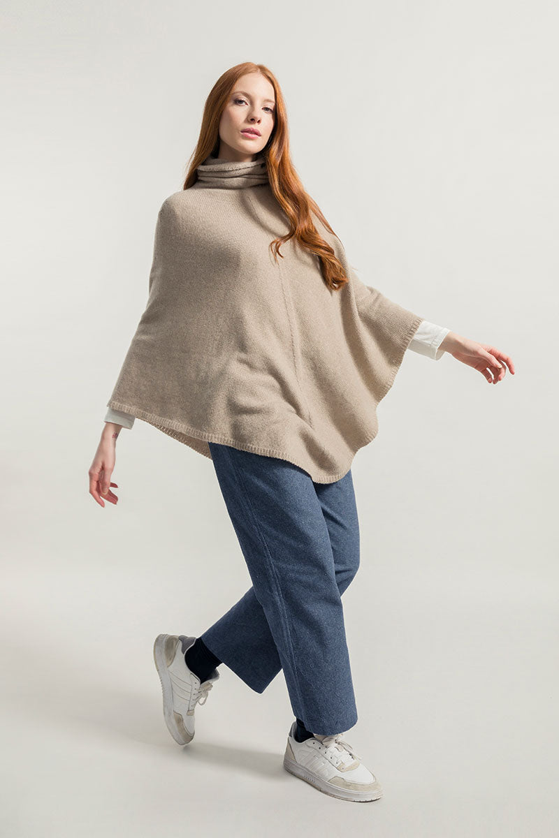 Beige Sabbia | Poncho cashmere rigenerato collo alto