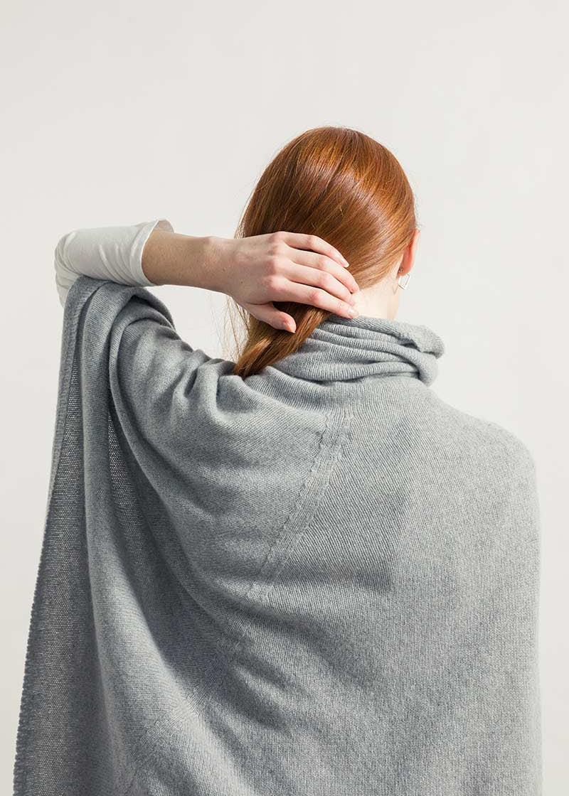 Grigio Calce | Poncho cashmere rigenerato collo alto