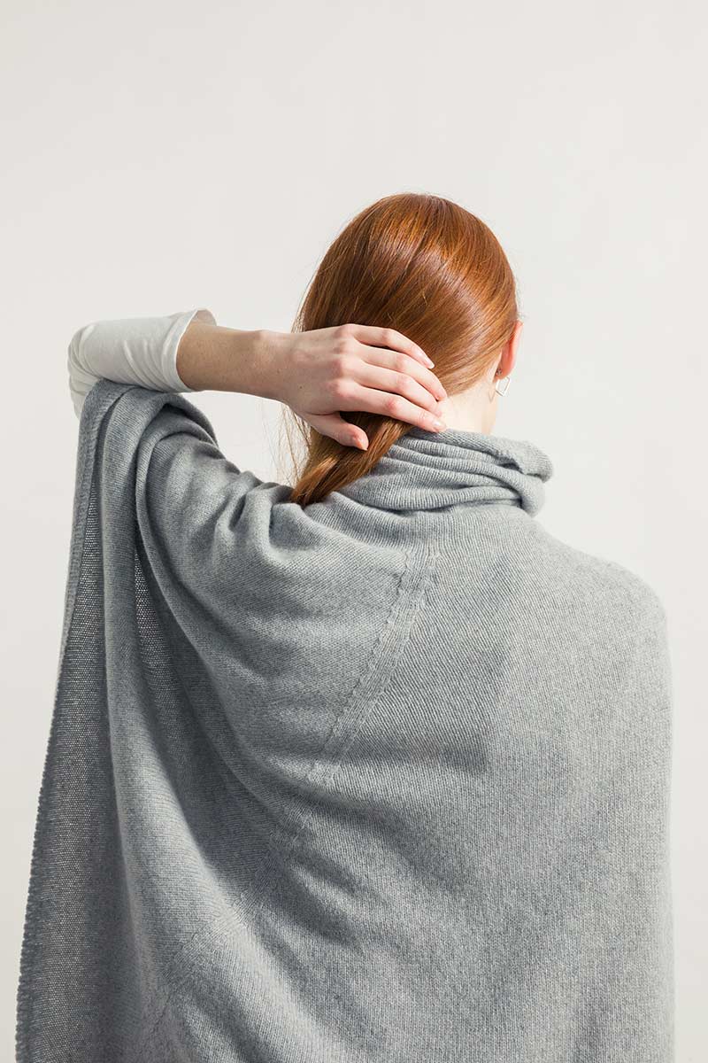 Grigio Calce | Poncho cashmere rigenerato collo alto