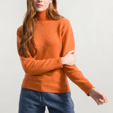 Arancio Becco D'oca | Maglia collo alto cashmere rigenerato