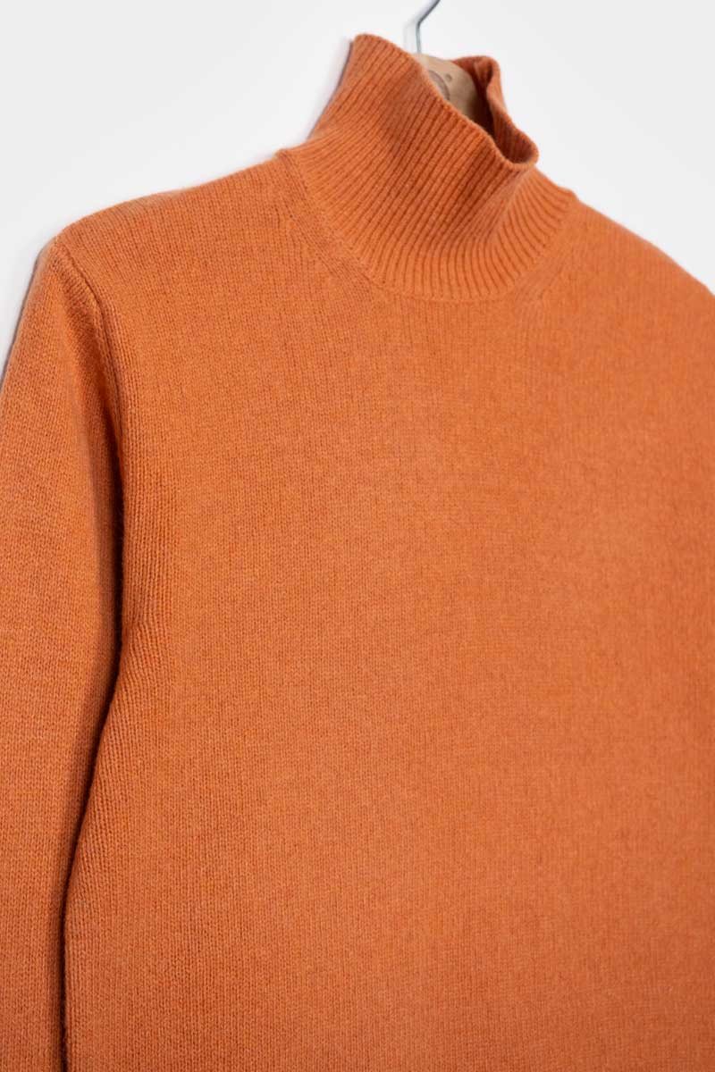 Arancio Becco D'oca | Maglia collo alto cashmere rigenerato