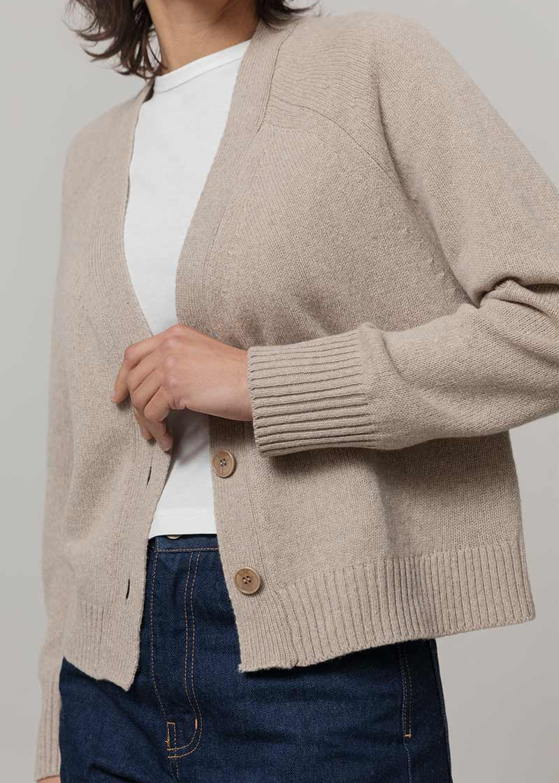 Cardigan Cashmere Donna Corto con Bottoni Tosca  - Rifò Lab Moda circolare made in Italy
Beige Sabbia