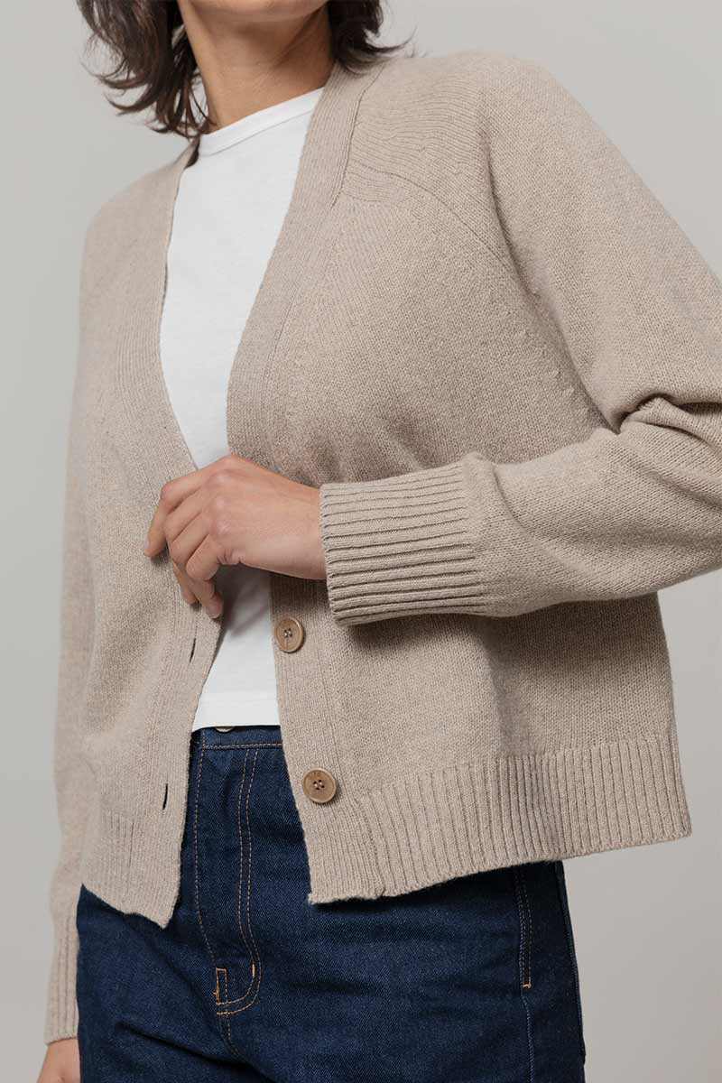 Cardigan Cashmere Donna Corto con Bottoni Tosca  - Rifò Lab Moda circolare made in Italy
Beige Sabbia
