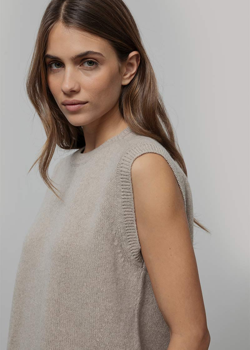 Gilet Donna in Maglia Cashmere Rigenerato Angela Smanicato Donna - Rifò Lab Moda circolare made in Italy
Beige Sabbia
