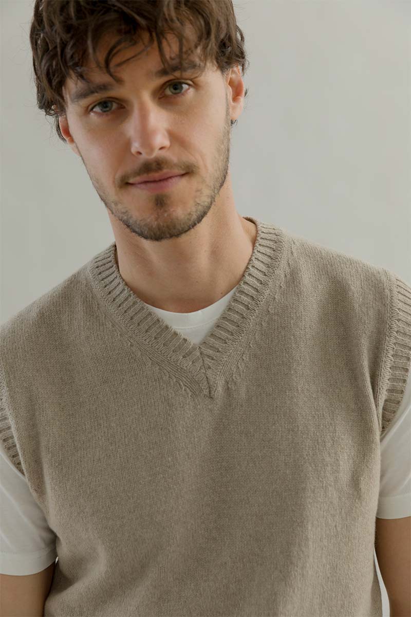Gilet Uomo Cashmere Scollo a V Maglione Senza Maniche Uomo Ascanio - Rifò Lab Moda circolare made in Italy
Beige Sabbia