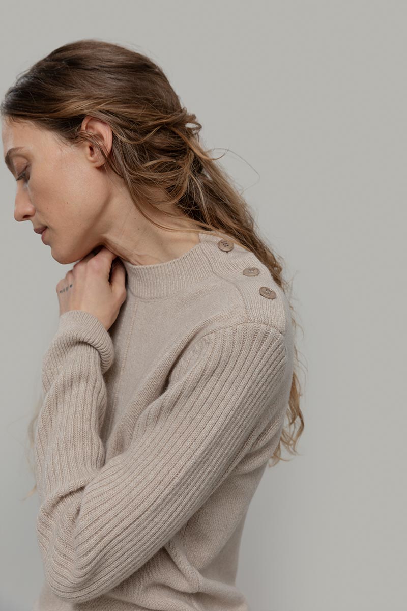 Maglia Collo Lupetto Donna Cashmere Rigenerato Barbara- Rifò Lab Moda circolare made in Italy 
