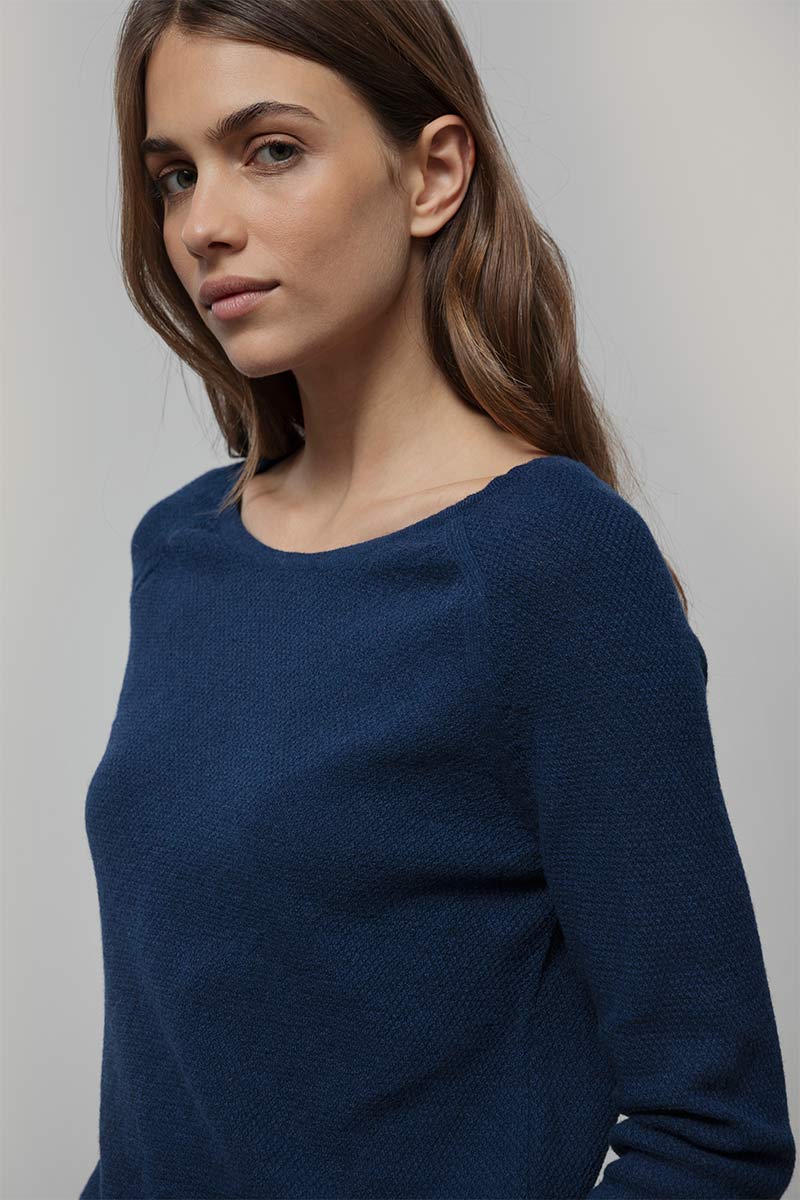 Maglia Donna Lana Extrafine Riciclata Francesca  - Rifò Lab Moda circolare made in Italy 
Blu Abisso 
Maglione da donna in 100% lana extrafine riciclata blu, solo 170 gr, traspirante e leggero come una seconda pelle. Scegli la moda made in Italy di Rifò!