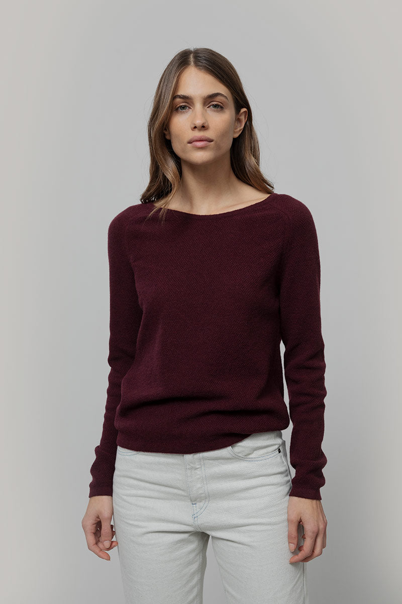 Maglia Donna Lana Extrafine Riciclata Francesca  - Rifò Lab Moda circolare made in Italy 
Viola Uva
Maglione da donna in 100% lana extrafine riciclata blu, solo 170 gr, traspirante e leggero come una seconda pelle. Scegli la moda made in Italy di Rifò!