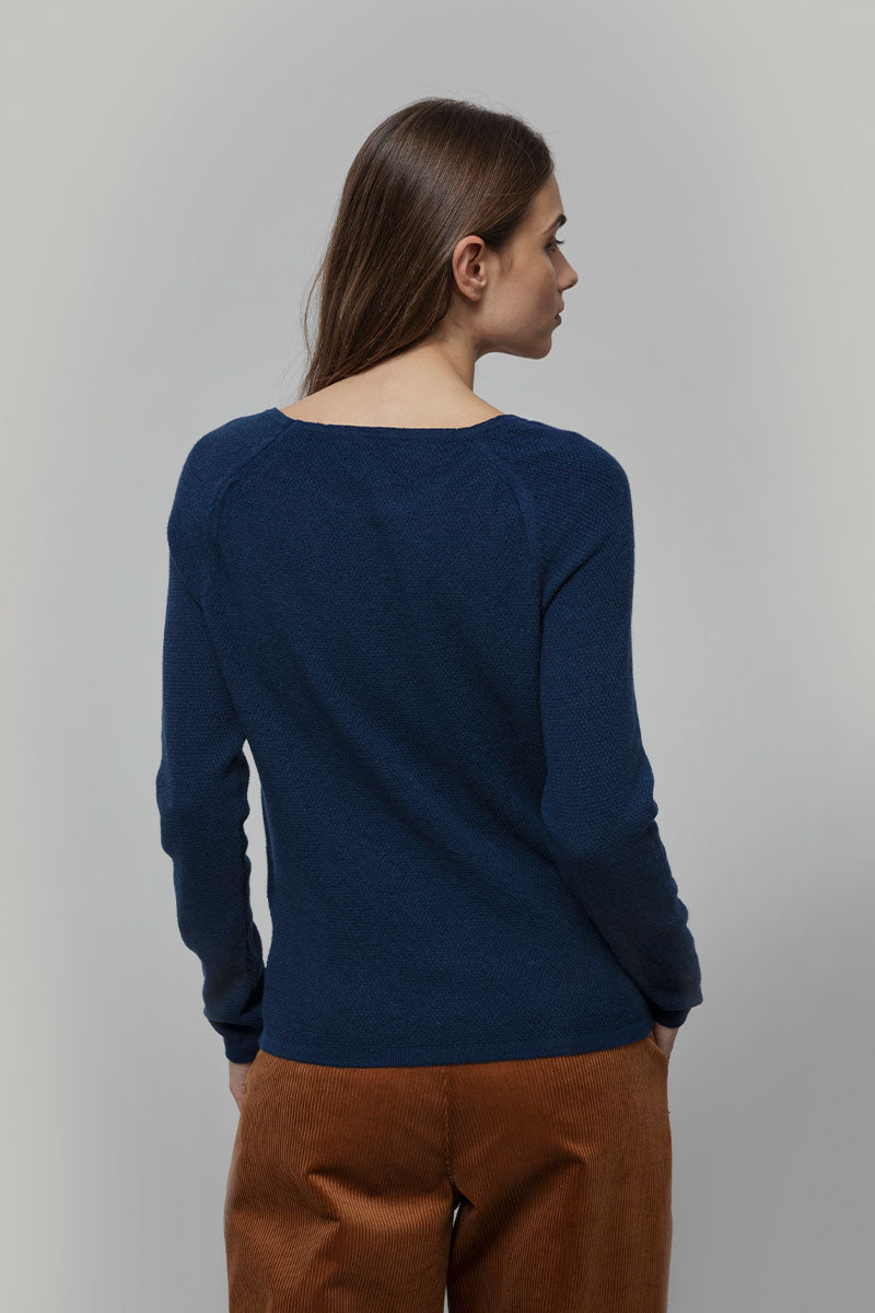Maglia Donna Lana Extrafine Riciclata Francesca  - Rifò Lab Moda circolare made in Italy 
Blu Abisso 
Maglione da donna in 100% lana extrafine riciclata blu, solo 170 gr, traspirante e leggero come una seconda pelle. Scegli la moda made in Italy di Rifò!