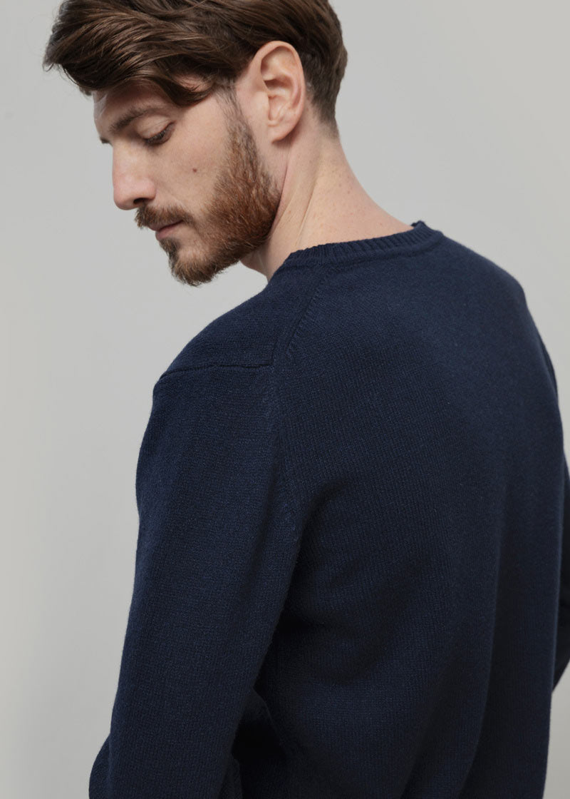 Maglione Scollo a V Uomo Cashmere Riciclato Flavio - Rifò Lab Moda circolare made in Italy
Blu Mora