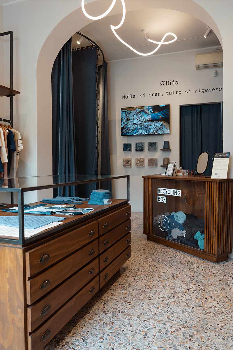 negozio-Rifo-Milano-Wagner-negozio-abbigliamento-sostenibile - Rifò Lab Moda circolare made in Italy 