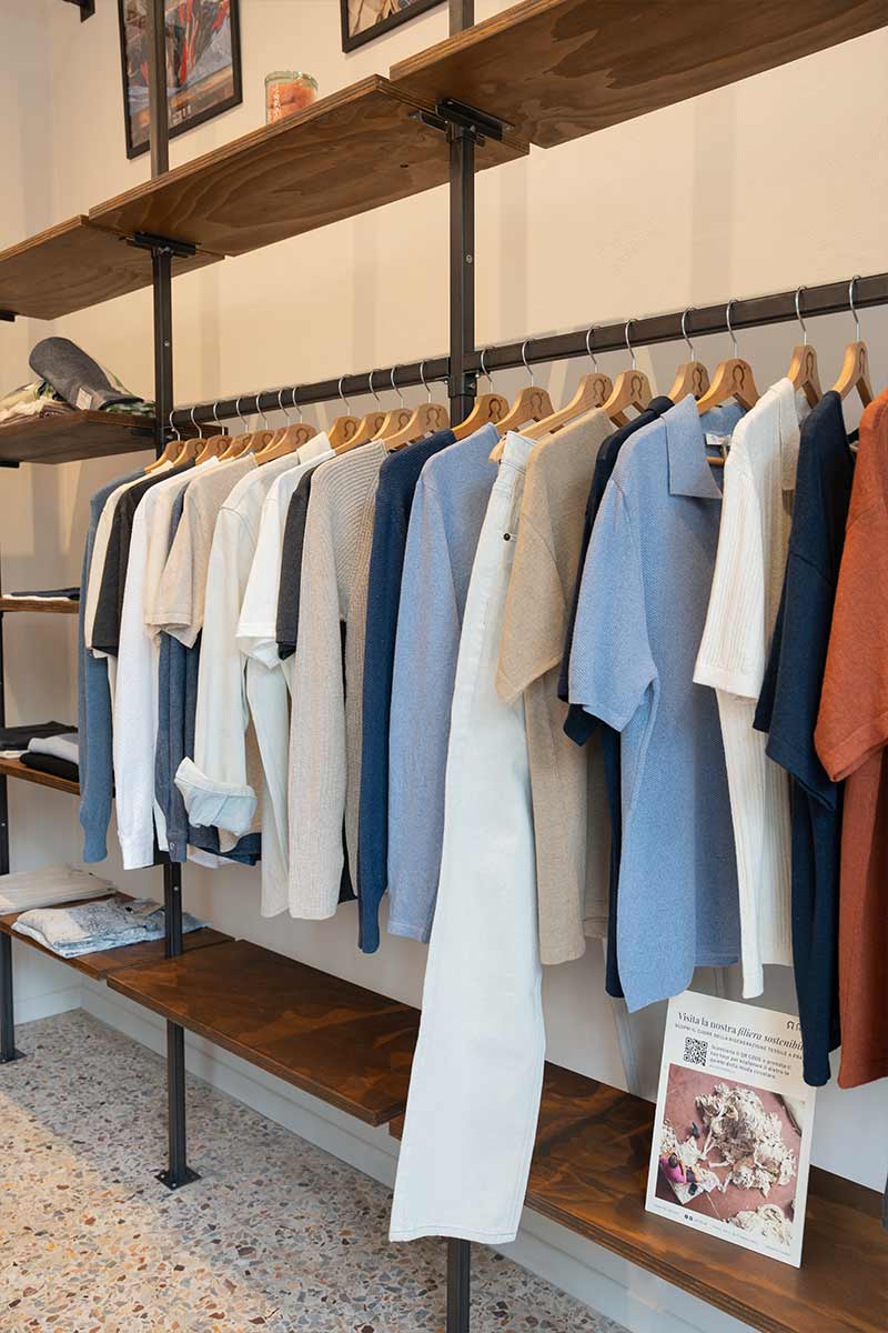 negozio-Rifo-Milano-Wagner-negozio-abbigliamento-sostenibile - Rifò Lab Moda circolare made in Italy 