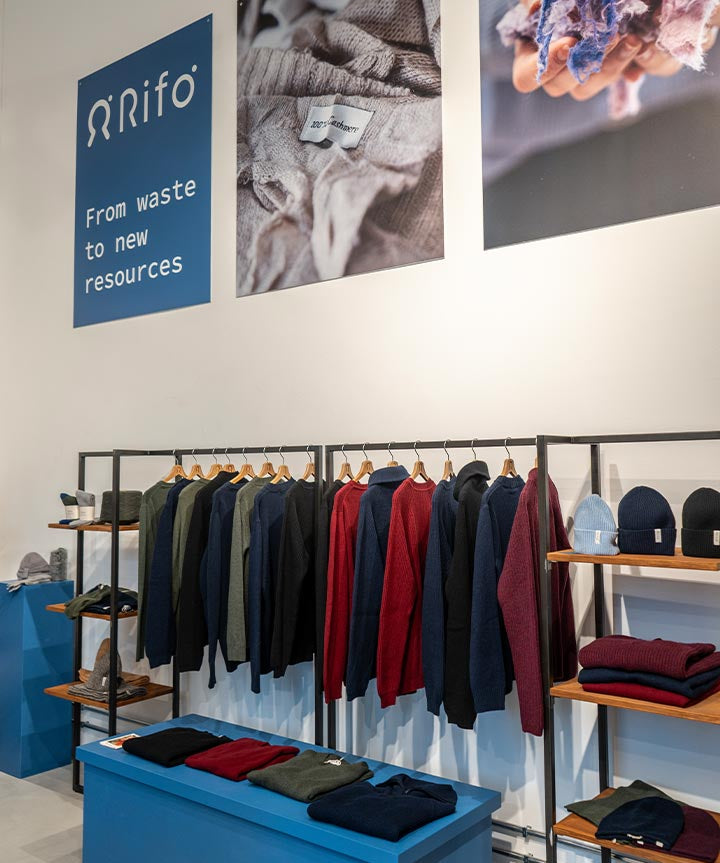 Negozio Rifò Firenze Manifattura Tabacchi
Arriviamo anche a Firenze, nel nuovo Circular Fashion Hub, uno spazio dedicato alla moda circolare condiviso con il brand spagnolo Ecoalf.Ci trovi in Manifattura Tabacchi, via delle Cascine 35 - building B6.